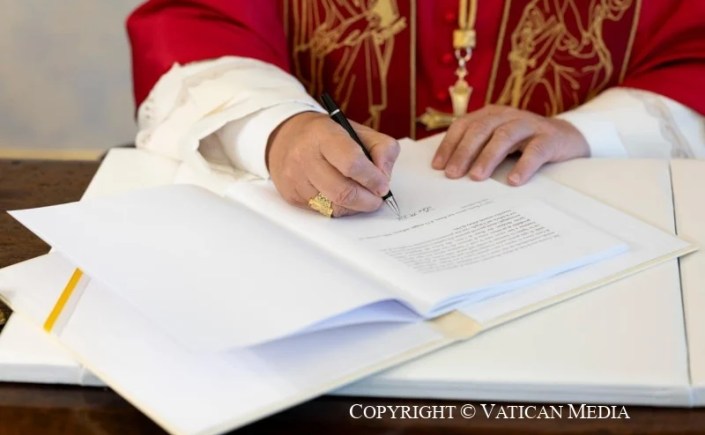 Le pape Léon XIV signant et promulguant sa première encyclique Magnifica humanitas sur la protection de la personne humaine à l'air de l'intelligence artificielle.